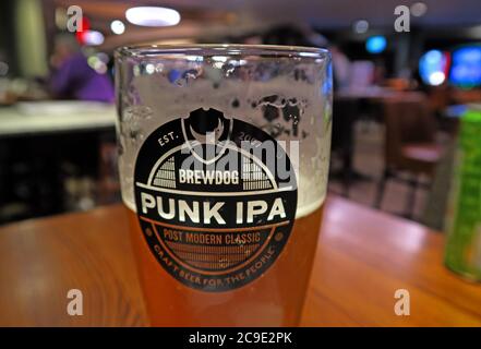BrewDog Glas, Punk IPA Glas, Wetherspoon Pub, billiges Ale, billiges Pint, Brewdog Brewing - Glas halb voll Stockfoto