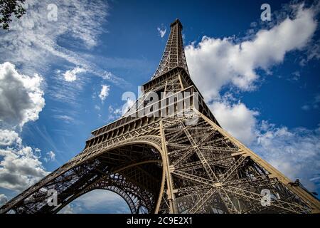 Eiffel-Turm gegen blauen Himmel Stockfoto