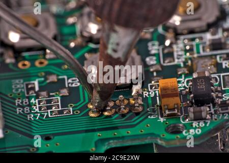 Lötkolben auf Leiterplattenmontage. Elektronische Komponenten Stockfoto