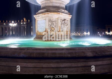 Der Bernini-Brunnen im Vatikan . Nachtbrunnen auf dem Petersplatz Stockfoto