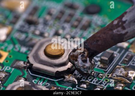 Lötkolben auf Leiterplattenmontage. Elektronische Komponenten Stockfoto