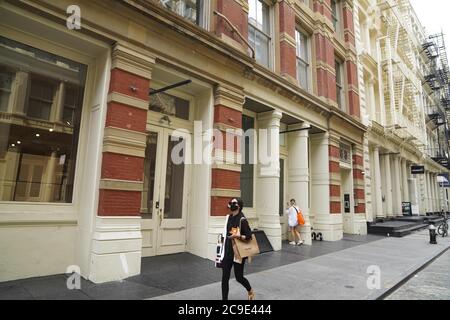 New York, USA. Juli 2020. Am 30. Juli 2020 gehen die Leute in SoHo in New York, den Vereinigten Staaten, einkaufen. Die US-Wirtschaft sah die schärfste Kontraktion seit Jahrzehnten zwischen April und Juni, als das Land mit den Folgen der COVID-19-Lockdowns zu kämpfen hatte, was auf die Tiefe und Schwere der pandemischen Rezession hinwies. Die US-Wirtschaft schrumpfte mit einer jährlichen Rate von 32.9 Prozent im zweiten Quartal, berichtete das US-Handelsministerium am Donnerstag. Es war der tiefste Rückgang seit der Regierung begann Aufzeichnungen im Jahr 1947. Quelle: Wang Ying/Xinhua/Alamy Live News Stockfoto