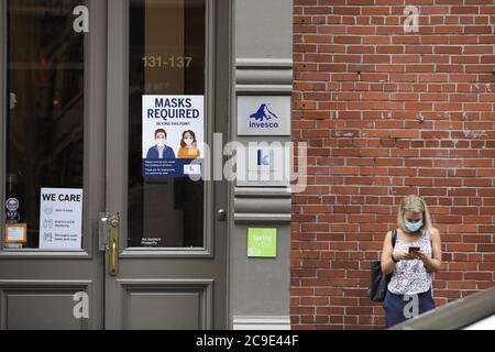 (200730) -- NEW YORK, 30. Juli 2020 (Xinhua) -- Mitteilungen über COVID-19-Präventionsmaßnahmen sind am 30. Juli 2020 an den Fenstern eines Gebäudes in SoHo in New York, USA, zu sehen. Die US-Wirtschaft sah die schärfste Kontraktion seit Jahrzehnten zwischen April und Juni, als das Land mit den Folgen der COVID-19-Lockdowns zu kämpfen hatte, was auf die Tiefe und Schwere der pandemischen Rezession hinwies. Die US-Wirtschaft schrumpfte mit einer jährlichen Rate von 32.9 Prozent im zweiten Quartal, berichtete das US-Handelsministerium am Donnerstag. Es war der tiefste Niedergang seit die Regierung begann, Aufzeichnungen zu führen Stockfoto