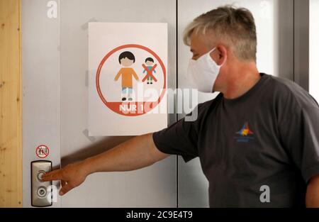 Rostock, Deutschland. Juli 2020. John Kasper, Hausmeister am Gymnasium Reutershagen, hat ein Schild an einer Aufzugstür angebracht, das nur für eine Person zugänglich ist. Mecklenburg-Vorpommern wird als erstes Bundesland am 3. August 2020 den landesweiten Regelbetrieb an den Schulen wieder aufnehmen. Rund 150 Schüler werden nach den Sommerferien in ihren Schulen erwartet. Quelle: Bernd Wüstneck/dpa-Zentralbild/dpa/Alamy Live News Stockfoto