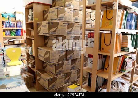 Rostock, Deutschland. Juli 2020. In der Mitte der Bibliothek im Reutershagen Gymnasium befindet sich ein Regal voller Einweghandtücher, die wegen Platzmangels im Lager hierher gebracht wurden. Mecklenburg-Vorpommern wird am 03.08.2020 als erstes Bundesland den regulären Schulbetrieb im ganzen Land wieder aufnehmen. Rund 150 Schüler werden nach den Sommerferien in ihren Schulen erwartet. Quelle: Bernd Wüstneck/dpa-Zentralbild/dpa/Alamy Live News Stockfoto