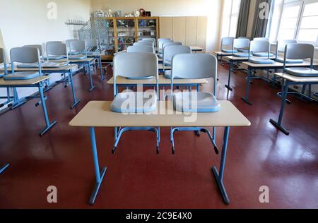 Rostock, Deutschland. Juli 2020. Ein leeres Klassenzimmer im innerstädtischen Gymnasium Rostock ISG. Mecklenburg-Vorpommern wird als erstes Bundesland am 03.08.2020 den landesweiten Regelbetrieb der Schulen wieder aufnehmen. Rund 150 Schüler werden nach den Sommerferien in ihren Schulen erwartet. Quelle: Bernd Wüstneck/dpa-Zentralbild/dpa/Alamy Live News Stockfoto