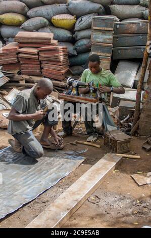 In Bamako, der Hauptstadt und größten Stadt Malis, verwendet ein Arbeiter Schrott wieder. Stockfoto