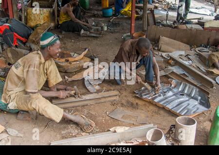 In Bamako, der Hauptstadt und größten Stadt Malis, verwendet ein Arbeiter Schrott wieder. Stockfoto