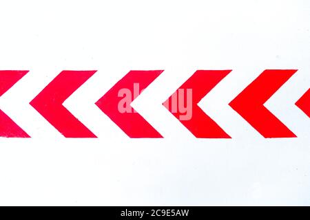 Leuchtende rote Pfeile zeigen Richtung an, isoliert auf weißem Hintergrund. Stockfoto