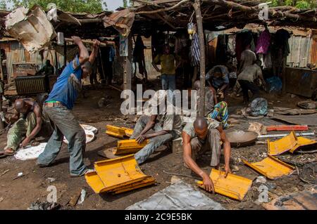 In Bamako, der Hauptstadt und größten Stadt Malis, verwendet ein Arbeiter Schrott wieder. Stockfoto