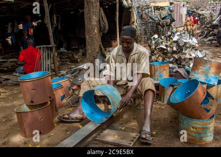 In Bamako, der Hauptstadt und größten Stadt Malis, verwendet ein Arbeiter Schrott wieder. Stockfoto