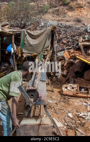 In Bamako, der Hauptstadt und größten Stadt Malis, verwendet ein Arbeiter Schrott wieder. Stockfoto