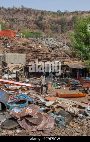 Ein Haufen Schrott, der in Bamako, der Hauptstadt und größten Stadt Malis, wiederverwendet werden soll. Stockfoto