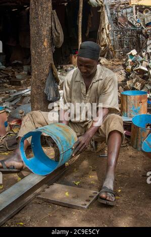 In Bamako, der Hauptstadt und größten Stadt Malis, verwendet ein Arbeiter Schrott wieder. Stockfoto