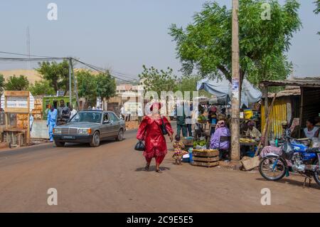 Ein kleiner Markt in einer Straße von Bamako, der Hauptstadt und größten Stadt von Mali. Stockfoto