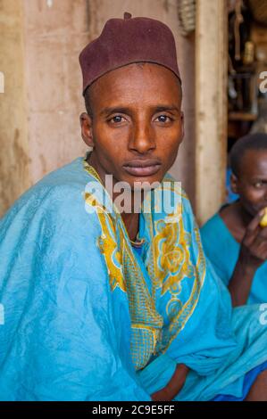 Porträt eines Fulani-Mannes in Bamako, der Hauptstadt und größten Stadt Malis. Stockfoto