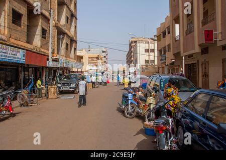 Straßenszene in der Innenstadt von Bamako, der Hauptstadt und größten Stadt Malis. Stockfoto