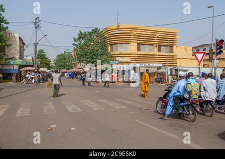 Straßenszene in der Innenstadt von Bamako, der Hauptstadt und größten Stadt Malis. Stockfoto