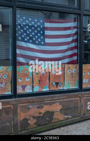 Amerikanische Flagge bei Vineyard Haven in der Abenddämmerung während der Covid-19 Pandemie. Stockfoto