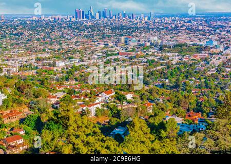 Ein Blick auf den Hügel der städtischen Zersiedelung von Los Angeles zeigt Wolkenkratzer in der Ferne und Häuser auf Hügeln im Vordergrund gebaut.