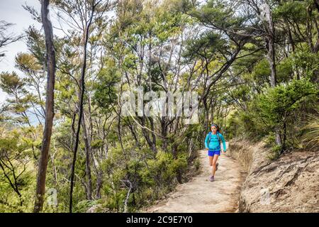 Trail Läuferin Frau läuft in Wald Natur Weg im Freien. Sport Athlet Mädchen Training im Freien auf Abenteuer reisen. Ultra Run Marathon-Workout. Stockfoto