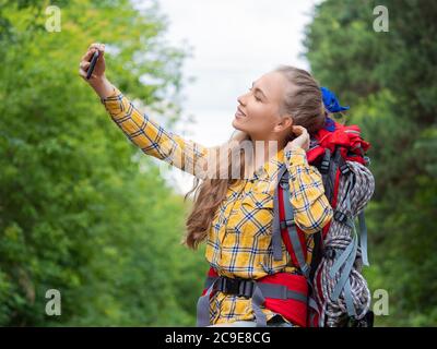 Wanderer Frau machen ein Selfie mit Handy. Frau Trekker, die ein Foto gemacht hat. Stockfoto