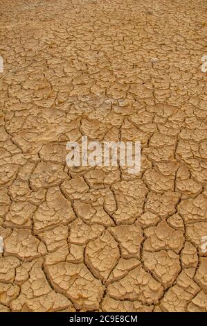 Zerbrochene Erde an einem ausgetrockneten Teich im Bandiagara-Gebiet in Mali, Westafrika. Stockfoto
