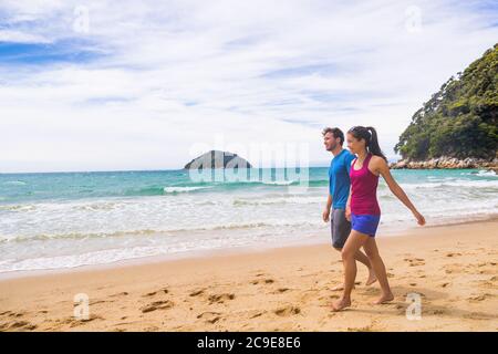 Neuseeländische Strandspaar Wanderer auf dem Küstenweg im Abel Tasman National Park. Menschen trampen Entspannung in der Natur im Freien. Stockfoto