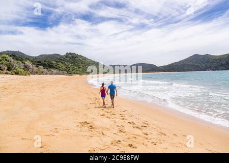 Abel Tasman National Park Strand Touristen Wanderer Trampen auf Küste Spur Weg, berühmte Reise destinatinon. Wildnisreservat am nördlichen Ende von New Stockfoto