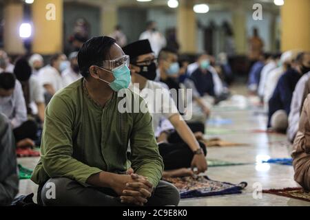 Bandung, West-Java, Indonesien. Juli 2020. Muslime nach der Durchführung Eid al-Adha Gebet durch Anwendung des Gesundheitsprotokolls, um die Ausbreitung von Covid-19 in Masjid Raya Bandung, Bandung, West Java, Indonesien, 31. Juli 2020 zu verhindern. Das Fest von Eid al-Adha 1441 Hijriah Dieses Mal ist anders als in den Vorjahren, weil die Covid-19 Virus Pandemie immer noch auf der ganzen Welt abstürzt. Quelle: Agvi Firdaus/ZUMA Wire/Alamy Live News Stockfoto