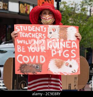 Malden, Massachusetts, USA. Juli 2020. Lehrerversammlung für sichere Schuleröffnung außerhalb des Massachusetts Department of Elementary & Secondary Education Building in Malden, Massachusetts. Die Schulen in Massachusetts sind seit März wegen der COVID-19-Pandemie geschlossen. Die Schulen sollen im September wieder eröffnet werden, trotz der Bedenken von Lehrern und Schulgemeinden. Quelle: Keiko Hiromi/AFLO/Alamy Live News Stockfoto