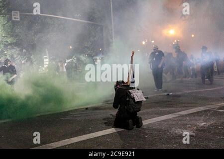 Portland, USA. Juli 2020. Fünfhundert Demonstranten versammelten sich in der Nacht vom 29. Juli 2020 zum 63. Mal in Folge vor dem Hatfield Federal Courthouse in Portland, Oregon, und protestierten gegen die Anwesenheit von Bundesbeamten in der Stadt und führten die Proteste der Black Lives Matter fort. Bundesbeamte haben gegen 11 Uhr Tränengas und weniger tödliche Munition eingesetzt. © John Rudoff 2020 Credit: SIPA USA/Alamy Live News Stockfoto