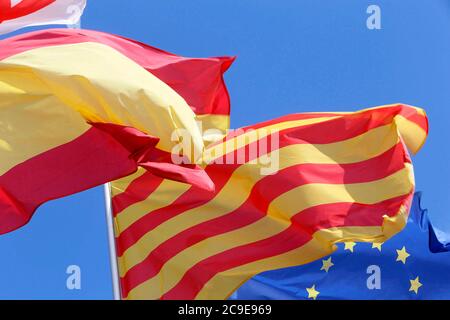 Flaggen von spanien, katalonien und europa Union flattern im Wind Stockfoto