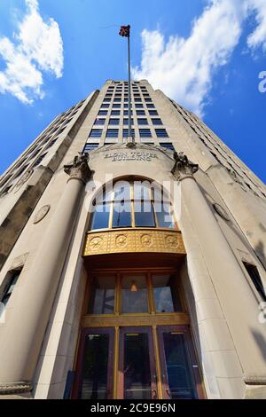 Elgin, Illinois, USA. Das Elgin Tower Building (ursprünglich das Home Banks Building) ist ein Wahrzeichen in der Innenstadt von Elgin, Illinois. Stockfoto