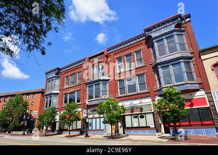 Elgin, Illinois, USA. Farbenfrohe Fassaden am Innenstadtgebäude in der Flussstadt Elgin, Illinois. Stockfoto