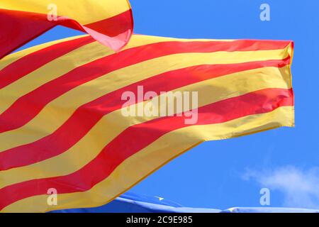 Flagge von catalunya flattert im Wind Stockfoto