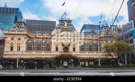 Princess Theatre in Melbourne CBD in der Nähe von Victoria parliament mit einem Zeichen von Harry Potter und dem verfluchten Kind vor der Fassade. Stockfoto