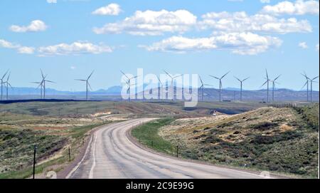 Landschaftsansicht von Windmühlen und umständlichen Wolken auf Landstraße In iowa usa Stockfoto