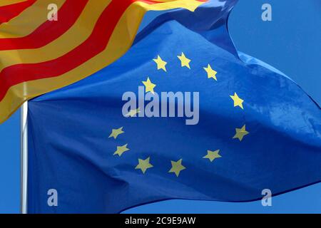 Flaggen von katalonien und der europäischen Union flattern im Wind Stockfoto