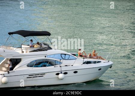 Menschen Bootfahren in Miami Sommer 2020 Stockfoto