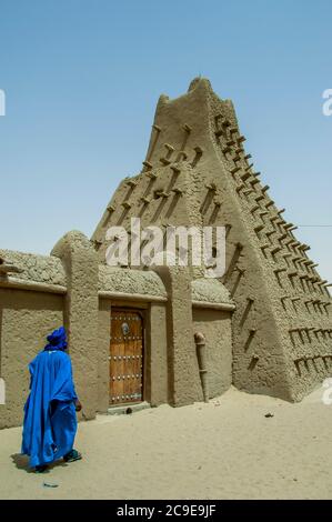 Ein Tuareg-Mann an der Sankore-Moschee, um die die Sankore-Universität in Timbuktu, Mali gegründet wurde. Stockfoto
