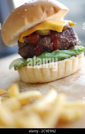 Burger mit Pommes frites Stockfoto