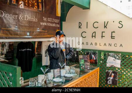 Ein Einheimischer auf dem Handy im Ricks Cafe (Name aus dem Film Casablanca kopiert) im Europäischen Viertel in der Stadt Casablanca in Marokko. Stockfoto
