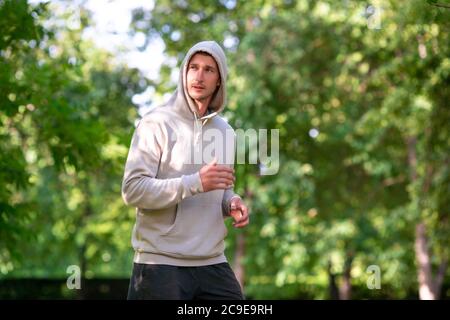 Der Läufer trainiert im Park. Morgenlauf. Stockfoto