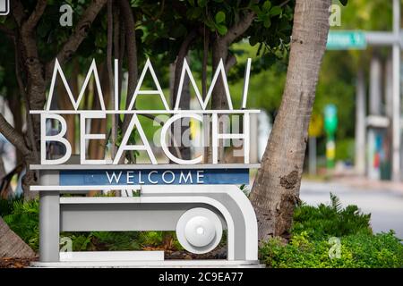 Begrüßungsschild Miami Beach auf der 5th Street Stockfoto