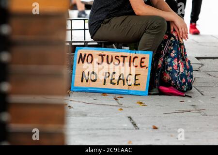 Auf einem Schild steht: "Keine Gerechtigkeit, kein Frieden", auf einem marsch, der von besorgten Bürgern von DC, Washington, DC, USA gesponsert wird Stockfoto