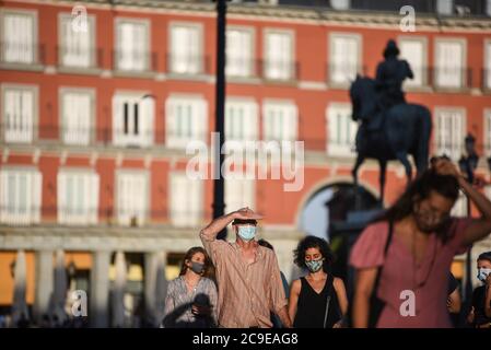 Madrid, Spanien. Juli 2020. Menschen, die am Plaza Mayor entlang gehen, während sie Gesichtsmasken tragen, um die Ausbreitung des Coronavirus zu verhüten (COVID-19). Gesichtsmasken sind in allen öffentlichen Bereichen in Madrid obligatorisch, einschließlich Bürgersteigen, Cafés, auch wenn soziale Distanzierungsmaßnahmen eingehalten werden können. Kredit: SOPA Images Limited/Alamy Live Nachrichten Stockfoto