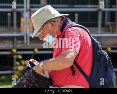 Cambridge, Großbritannien. Juli 2020. Ein Mann trägt eine Gesichtsmaske, ohne dass sie seine Nase bedeckt. Die Menschen tragen eine Vielzahl von Gesichtsmasken im Freien in Cambridge, obwohl sie im Moment in Großbritannien nur auf öffentlichen Verkehrsmitteln und in Geschäften und öffentlichen Räumen vorgeschrieben sind. Kredit: SOPA Images Limited/Alamy Live Nachrichten Stockfoto