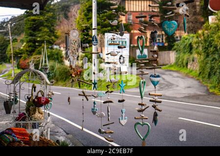 Vor einem Laden vor einer Landstraße ertönt ein buntes Windspiel Stockfoto