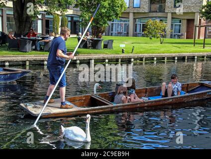 Cambridge, Großbritannien. Juli 2020. Eine Gruppe von Leuten nimmt an einem warmen Sommertag einen Punt auf dem Fluss. Die Menschen entspannen sich während des warmen Sommerwetters, da die Temperatur in England voraussichtlich bis zum Wochenende 30 Grad Celsius erreichen wird. Kredit: SOPA Images Limited/Alamy Live Nachrichten Stockfoto